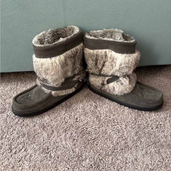Manitobah Gray Suede Beaded Mukluks Women’s Size 9 - Picture 7 of 9